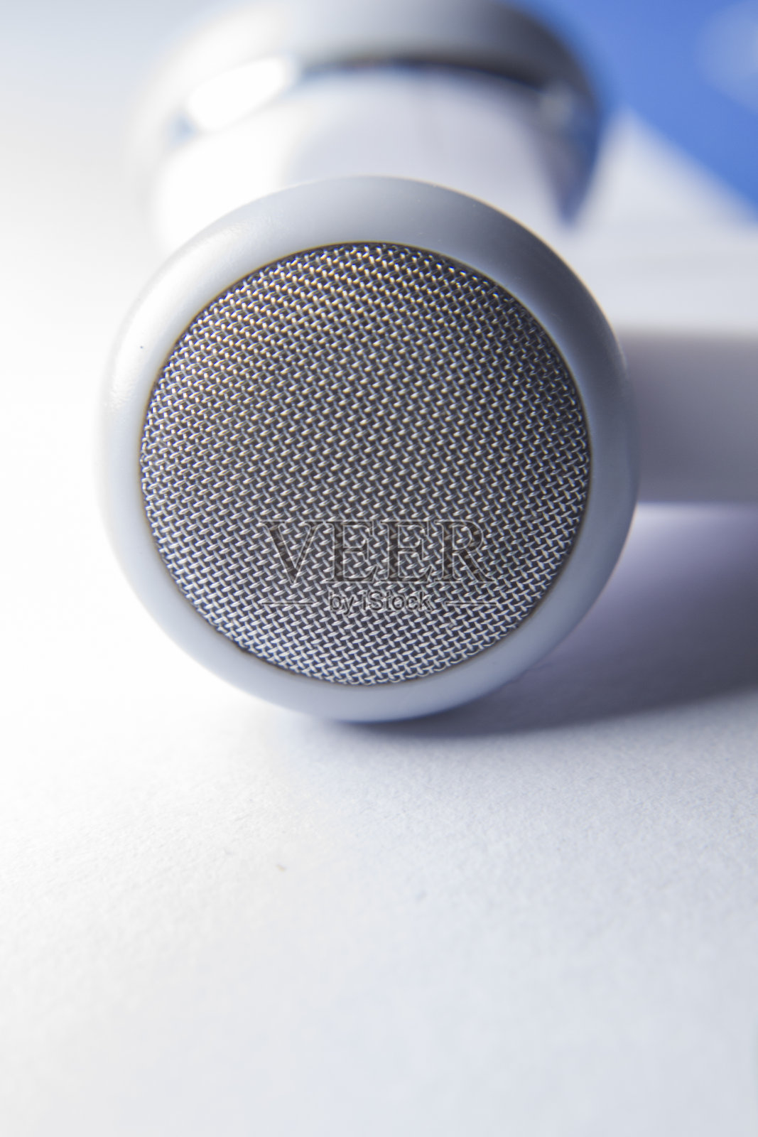 白色耳机与白色纹理背景照片摄影图片