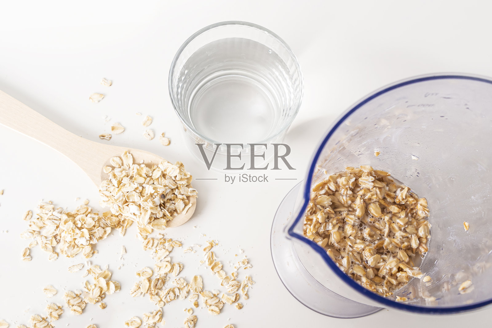 一步一步的食谱。烹饪燕麦蔬菜牛奶。2 .用水将燕麦片倒入搅拌机中。自制食品的概念。植物基有机素食牛奶，不含乳糖照片摄影图片
