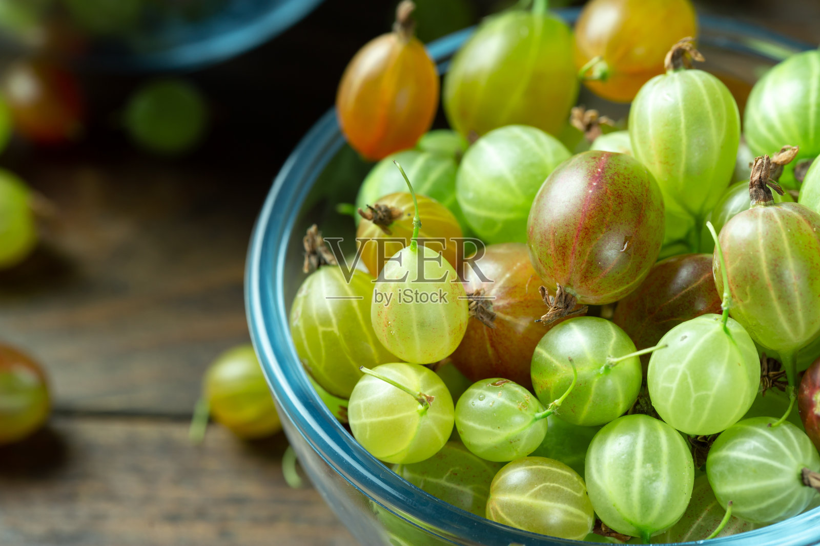 成熟的醋栗放在玻璃盘子里，放置文字，俯视图，夏天收获的浆果。照片摄影图片