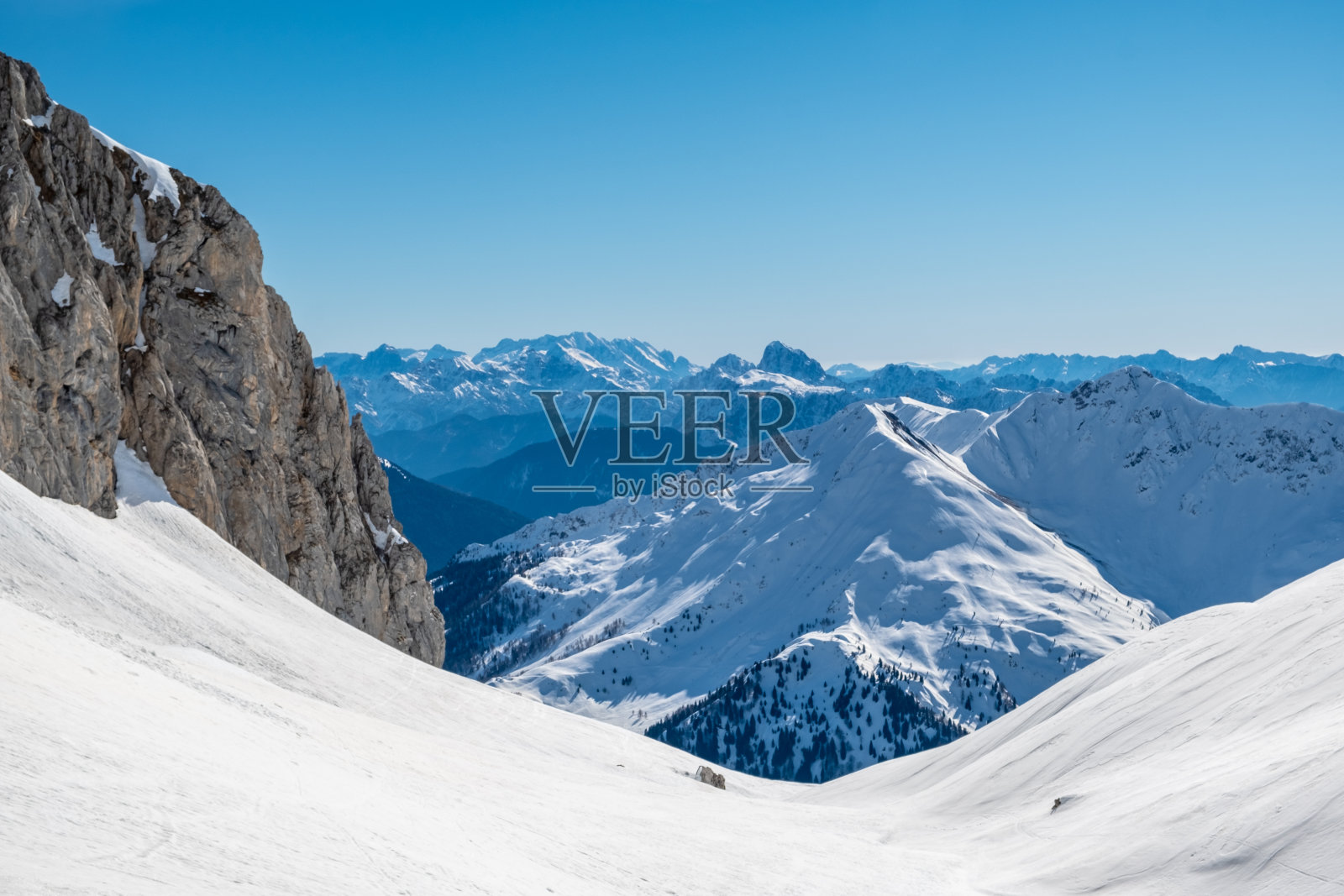 在Chianevate山谷滑雪登山，Carnic阿尔卑斯山，弗里利-威尼斯朱利亚，意大利照片摄影图片