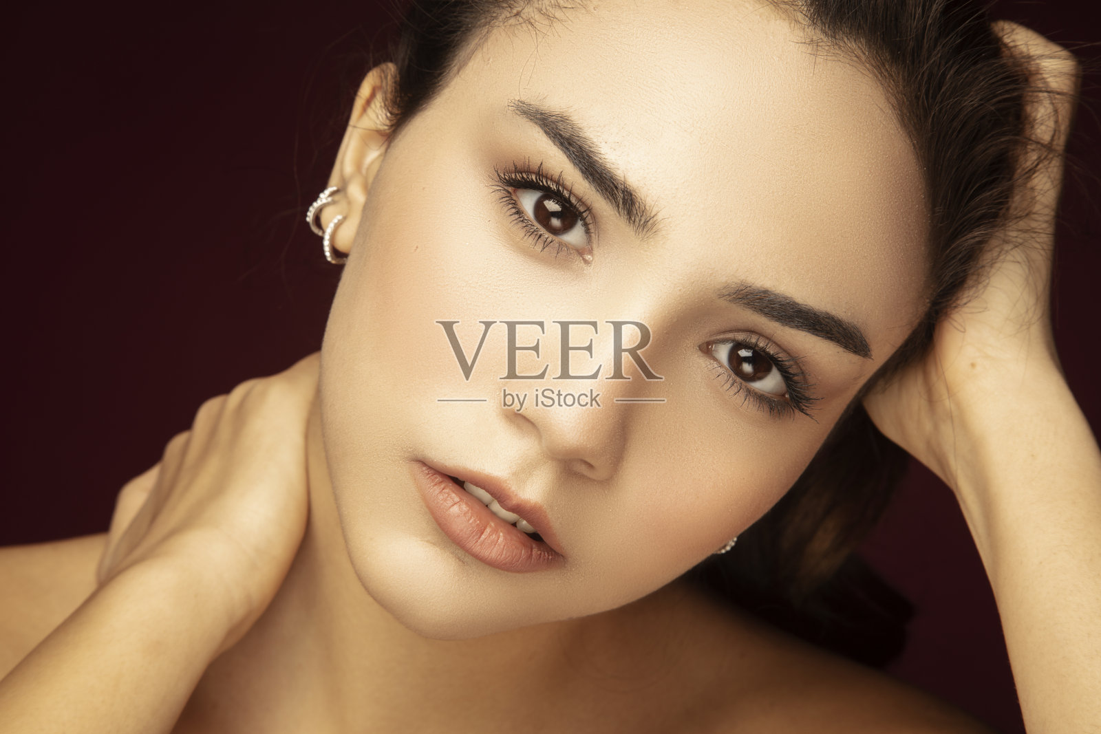 特写美丽的年轻女子肖像。照片摄影图片