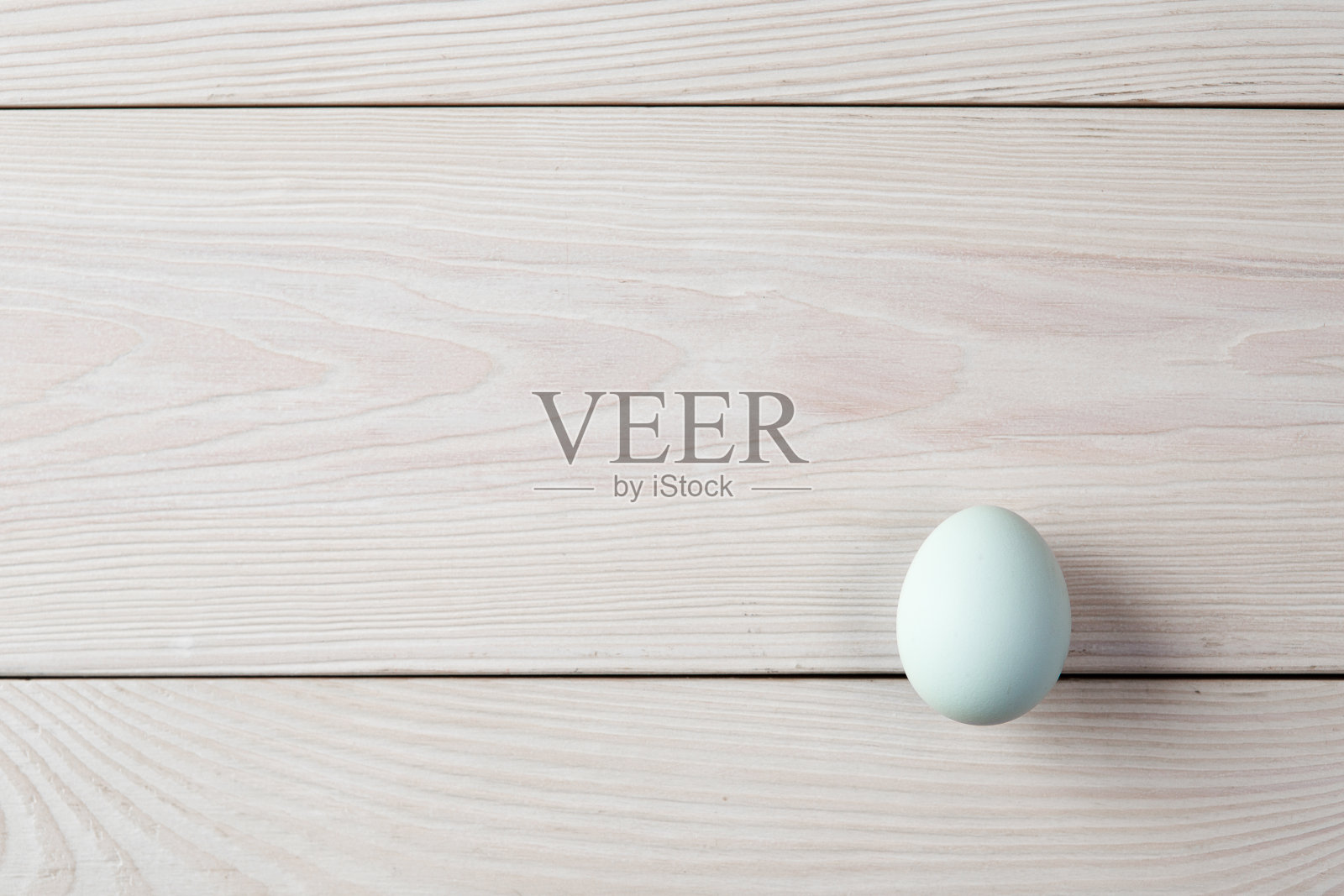 白色木桌上的天然蓝色鸡蛋。照片摄影图片