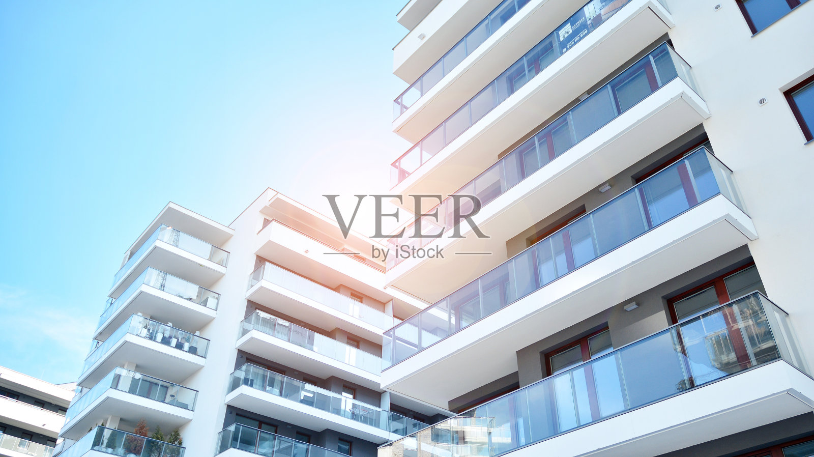 现代化的欧式住宅小区。抽象建筑，现代城市几何的片段。照片摄影图片