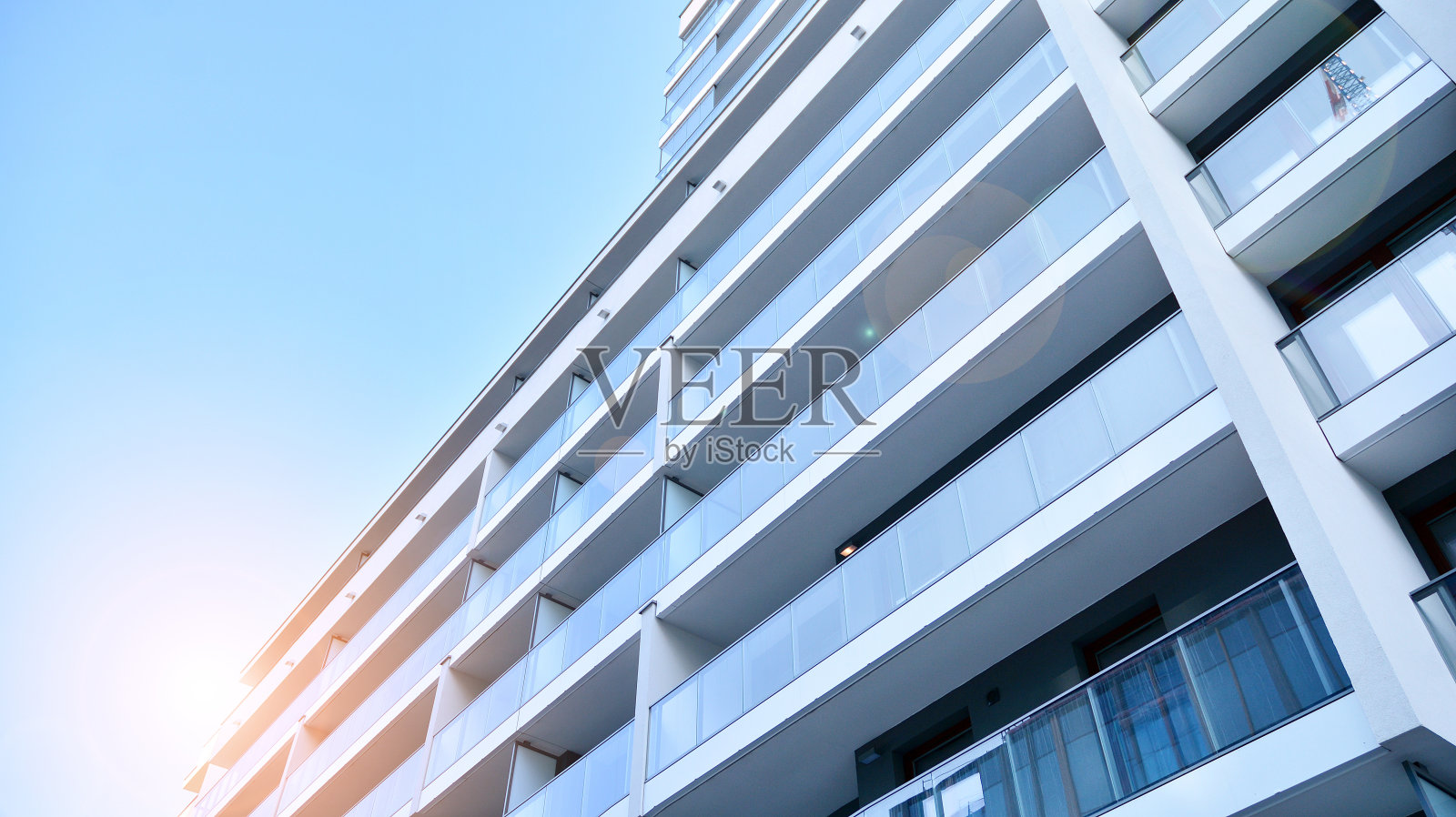 现代化的欧式住宅小区。抽象建筑，现代城市几何的片段。照片摄影图片