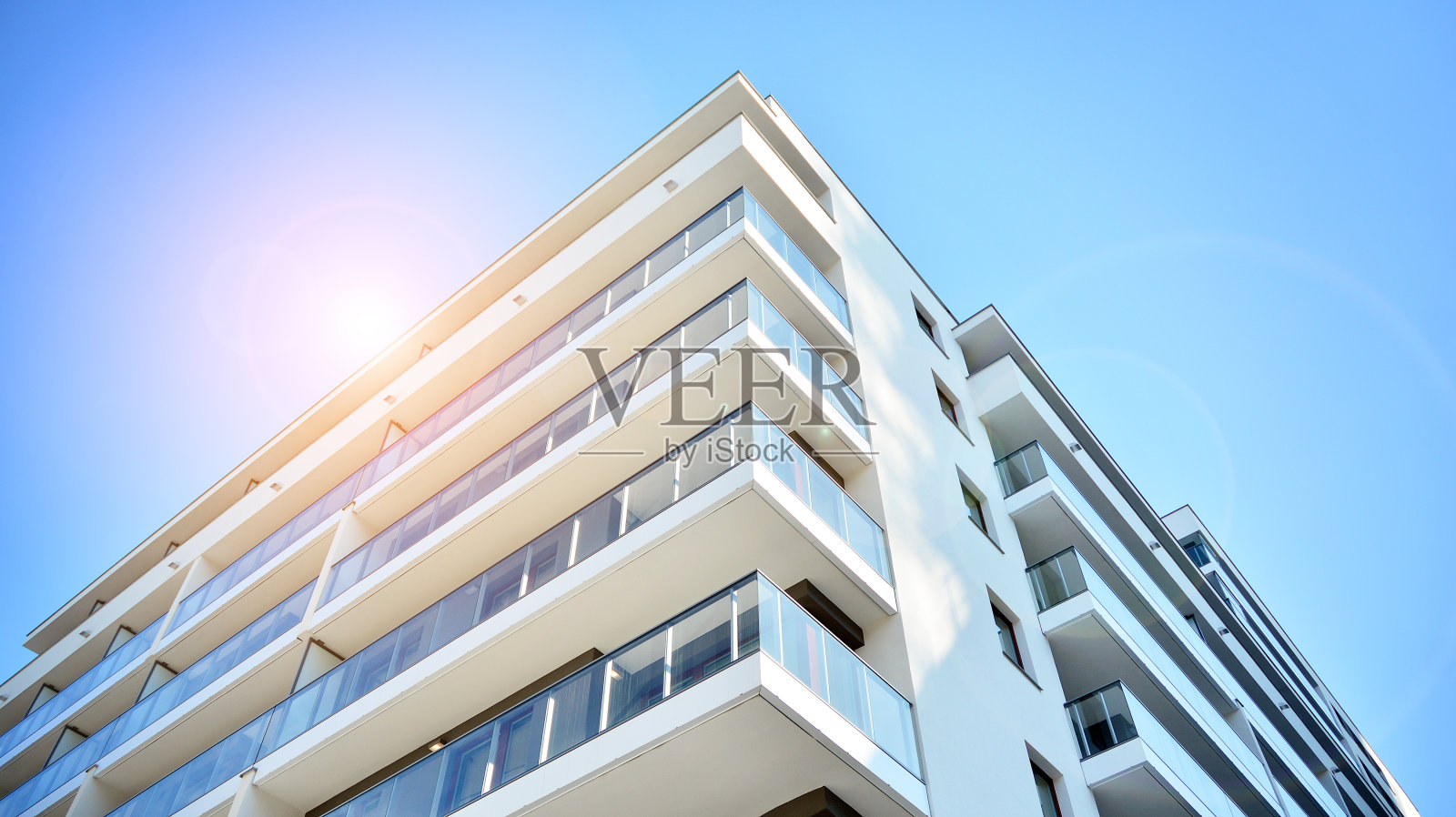 现代化的欧式住宅小区。抽象建筑，现代城市几何的片段。照片摄影图片