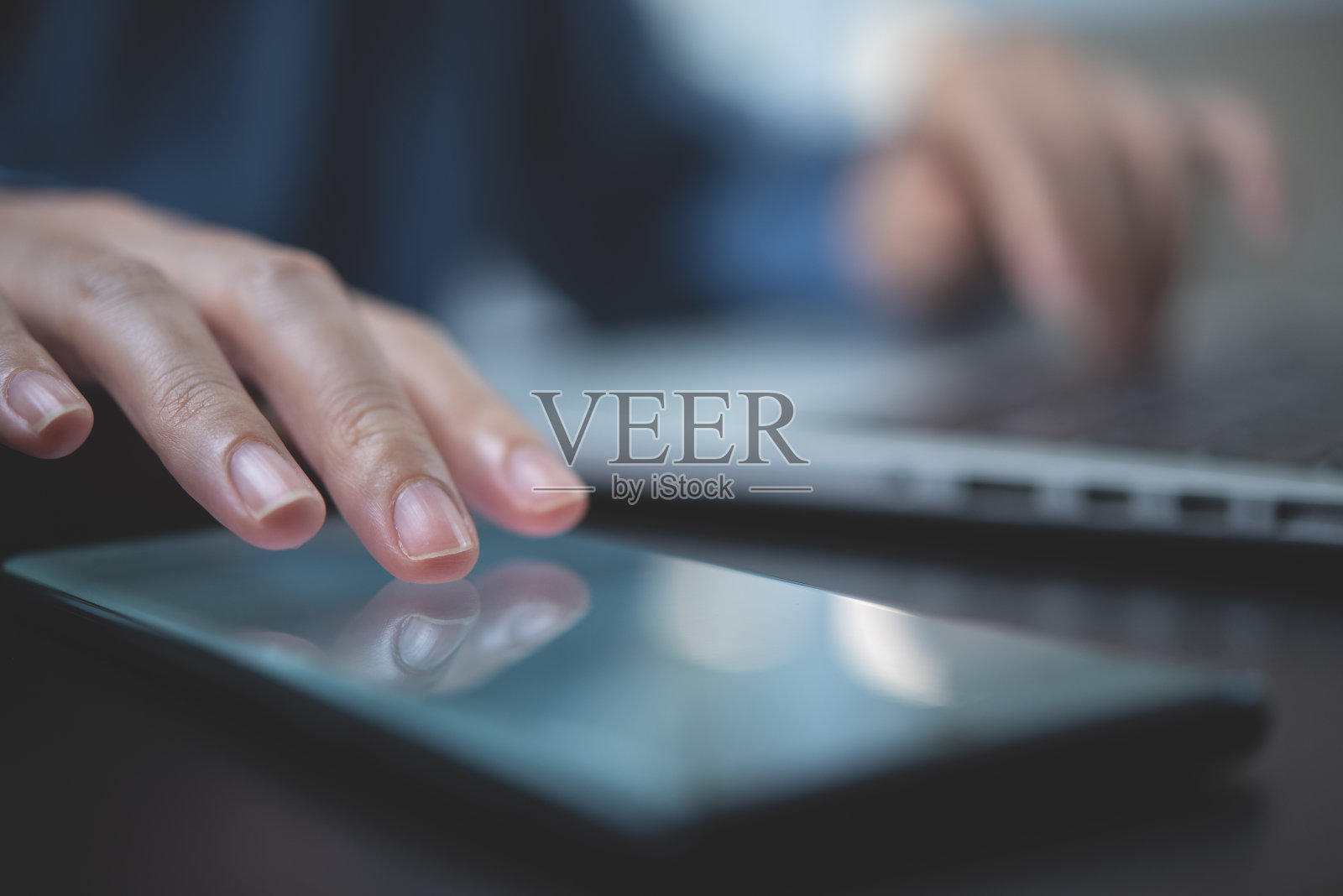 用手机和笔记本工作的商务女性照片摄影图片