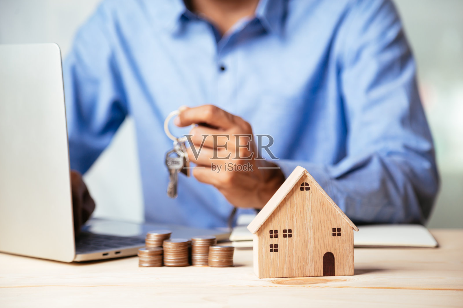 房屋模型与房地产代理和客户讨论合同买房，保险或贷款房地产，房地产概念。照片摄影图片