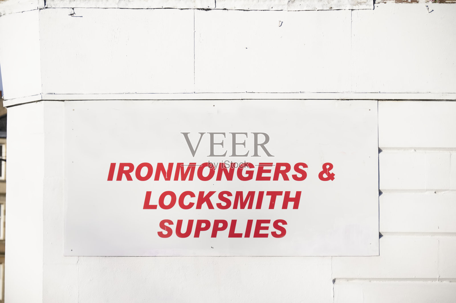 铁器商和锁匠在墙上签名照片摄影图片