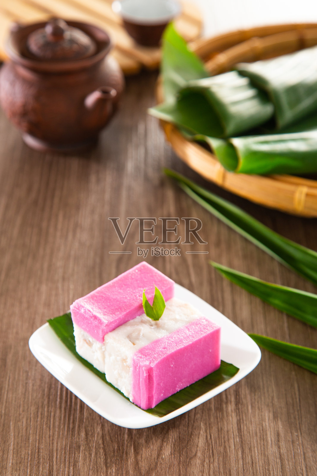 Kuih Keladi Talam由香兰叶和椰子制成——来自土生华人文化的马来西亚传统小吃照片摄影图片