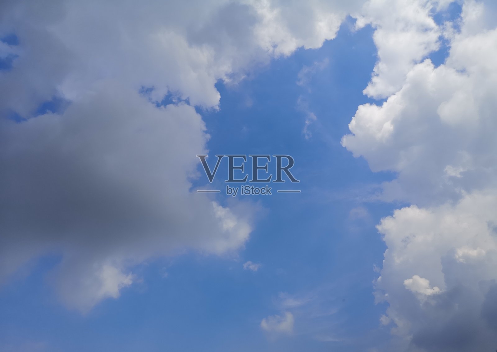 蓝天与白云自然背景，适宜构思为文案空间写短信照片摄影图片