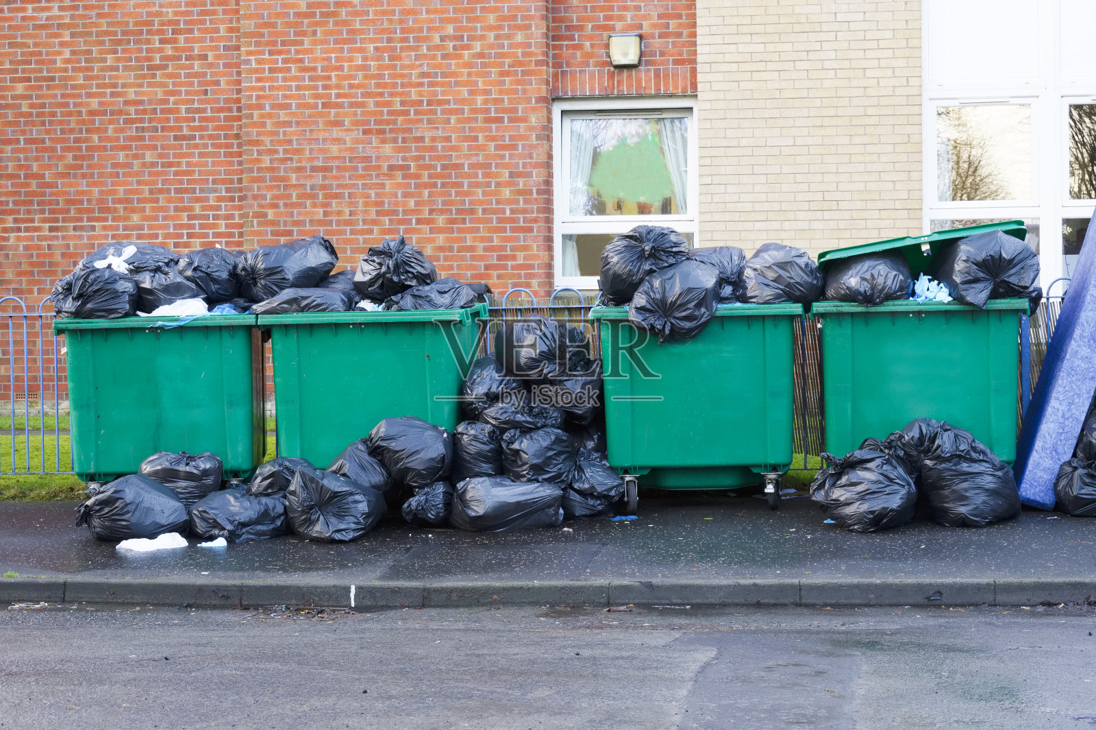 在居民区用苍蝇倾倒废物及垃圾黑色垃圾袋照片摄影图片