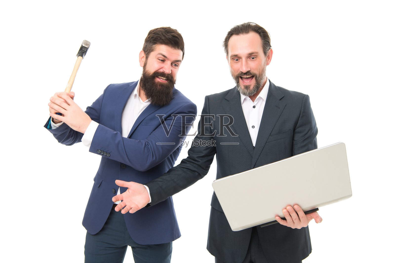 隐私的侵犯。网络连接失败。计算机服务理念。业务问题。在线生活。服务产品。维修服务。拿着笔记本电脑和锤子的人。分解和故障。照片摄影图片