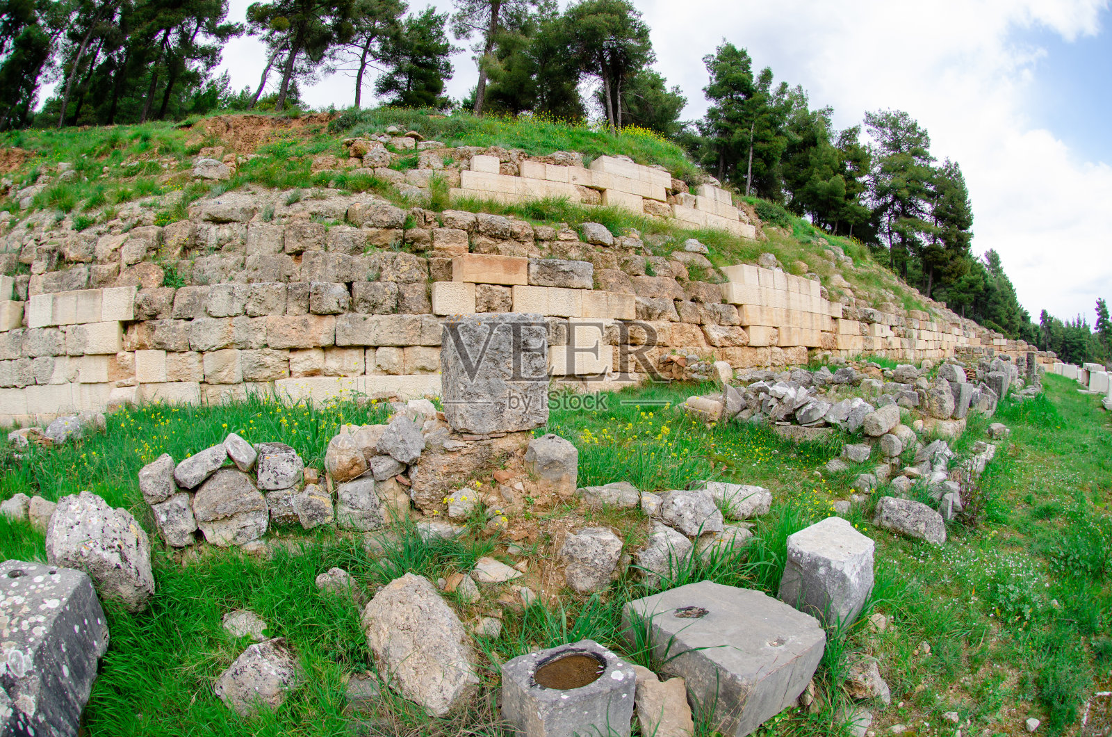 希腊奥罗波斯的安菲阿劳斯神庙的巨大挡土墙和供奉柱。照片摄影图片