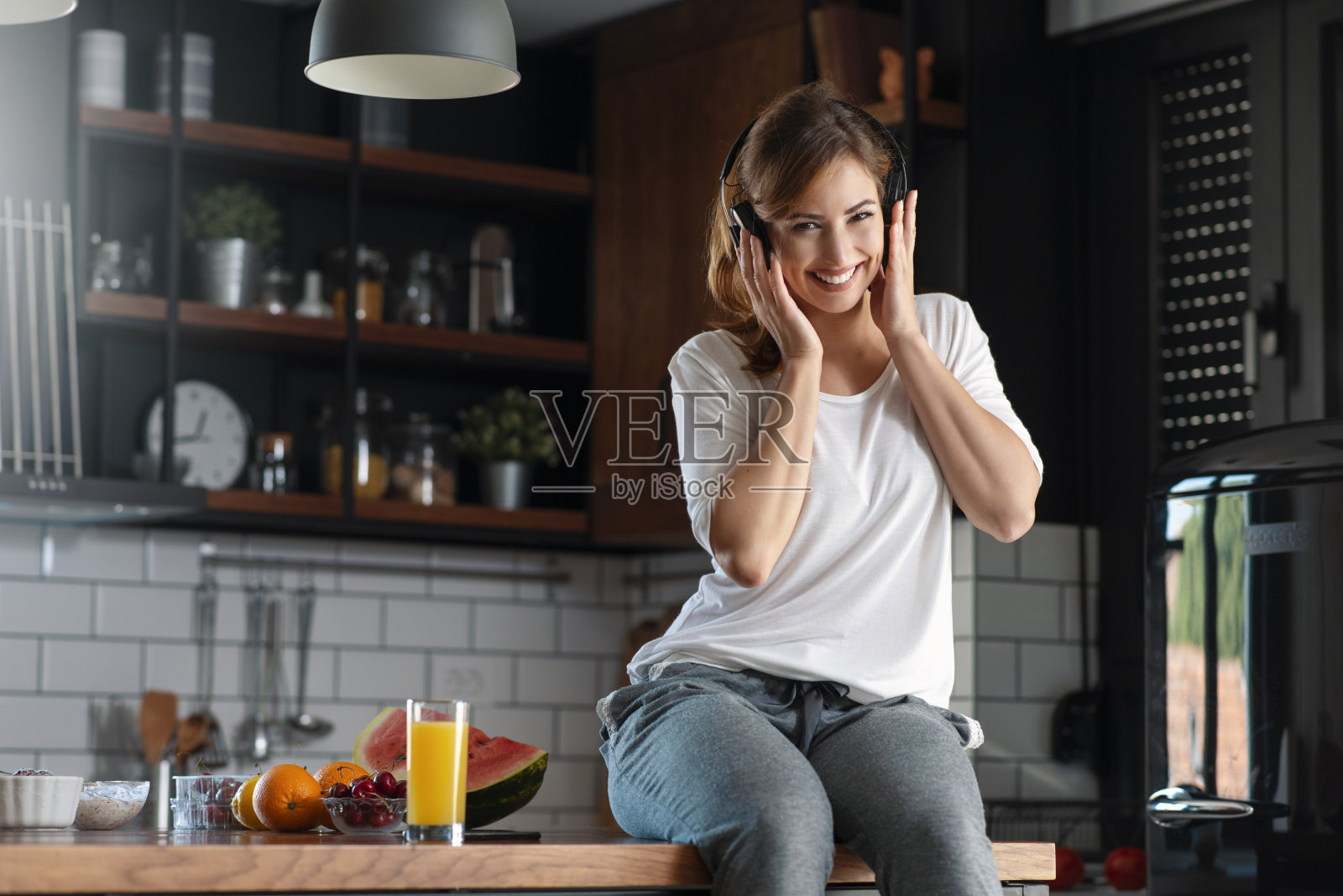 快乐情绪女人在家跳舞，尽情玩乐照片摄影图片