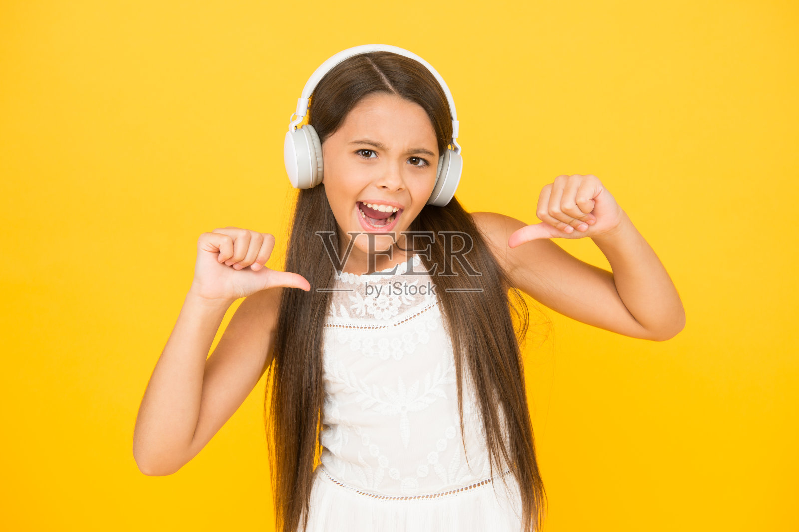 最喜欢的跟踪。添加歌曲到播放列表。听音乐。女孩戴着耳机。现代技术的概念。快乐的孩子戴着耳机。音频的概念。孩子喜欢现代音乐。购买新的音乐设备照片摄影图片