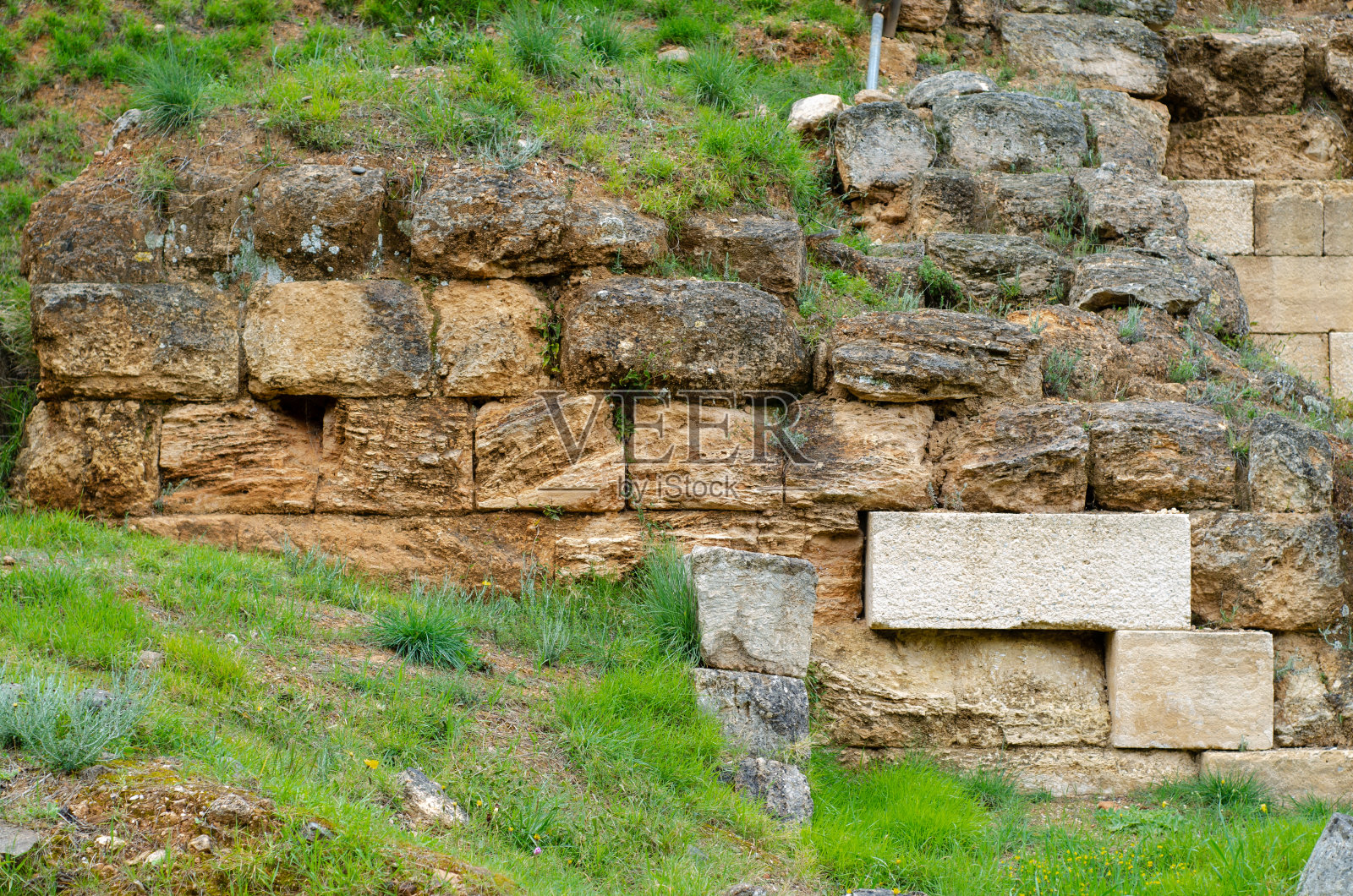 希腊奥罗波斯的安菲阿劳斯神殿的大挡土墙和供奉柱顶的保护、保存和加强。照片摄影图片