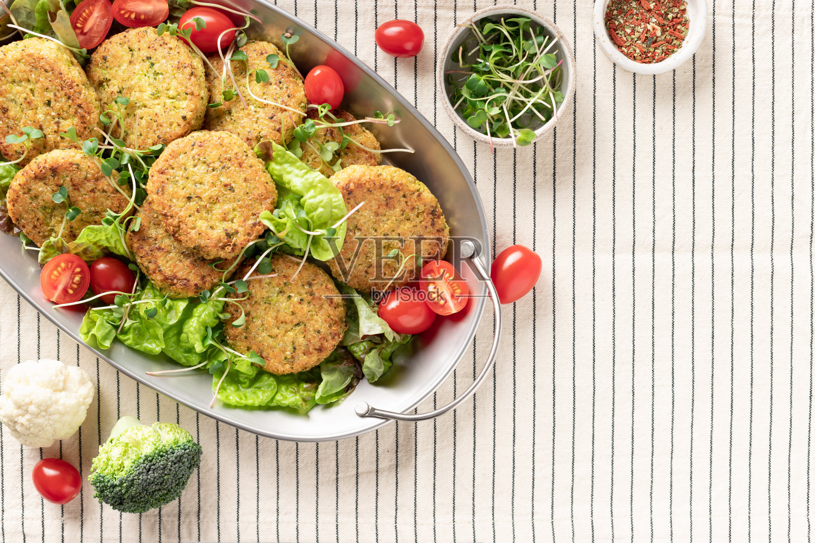 金属盘配素食蔬菜汉堡和沙拉照片摄影图片