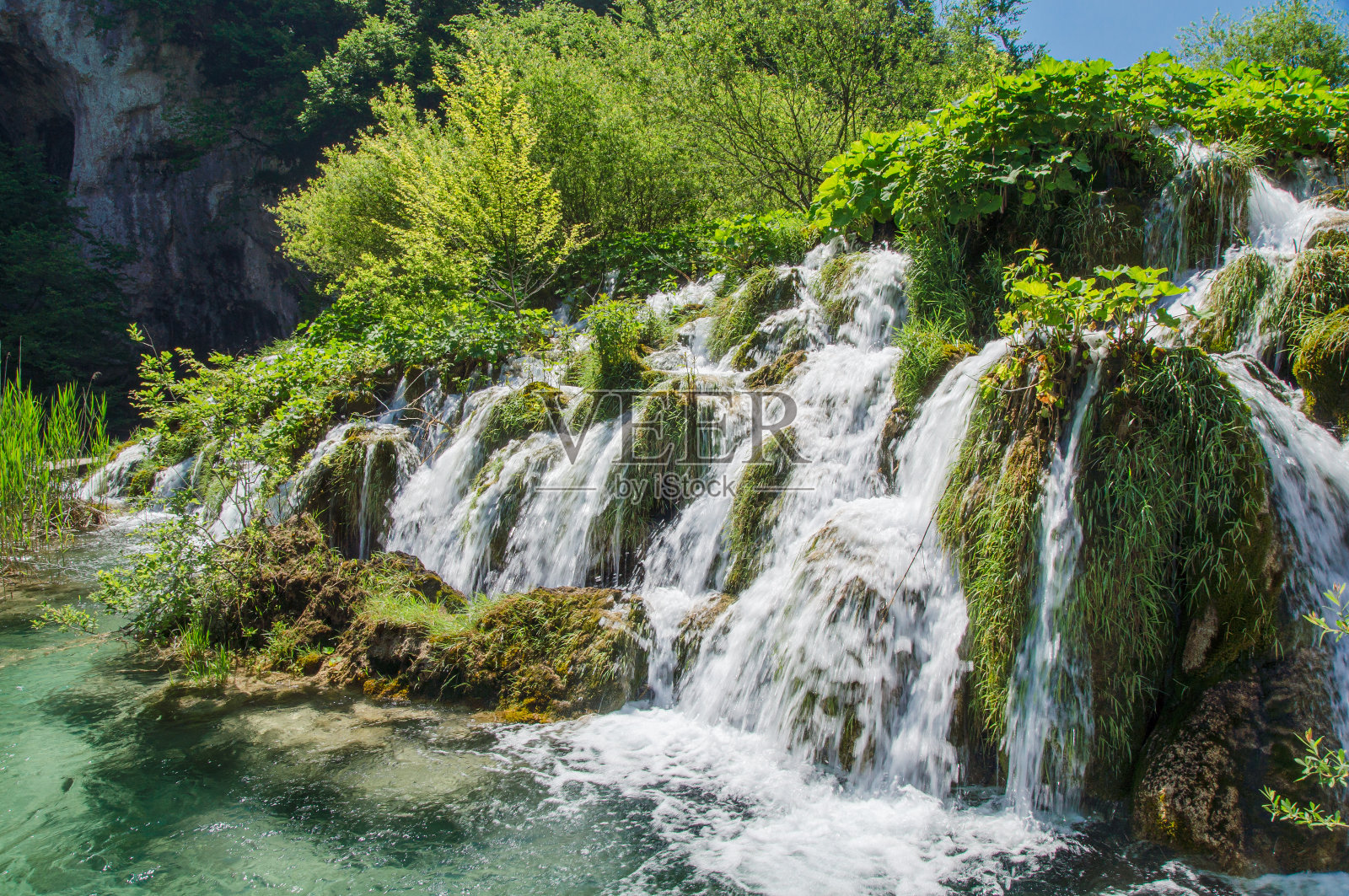 普利特维茨湖国家公园的一个小瀑布。照片摄影图片