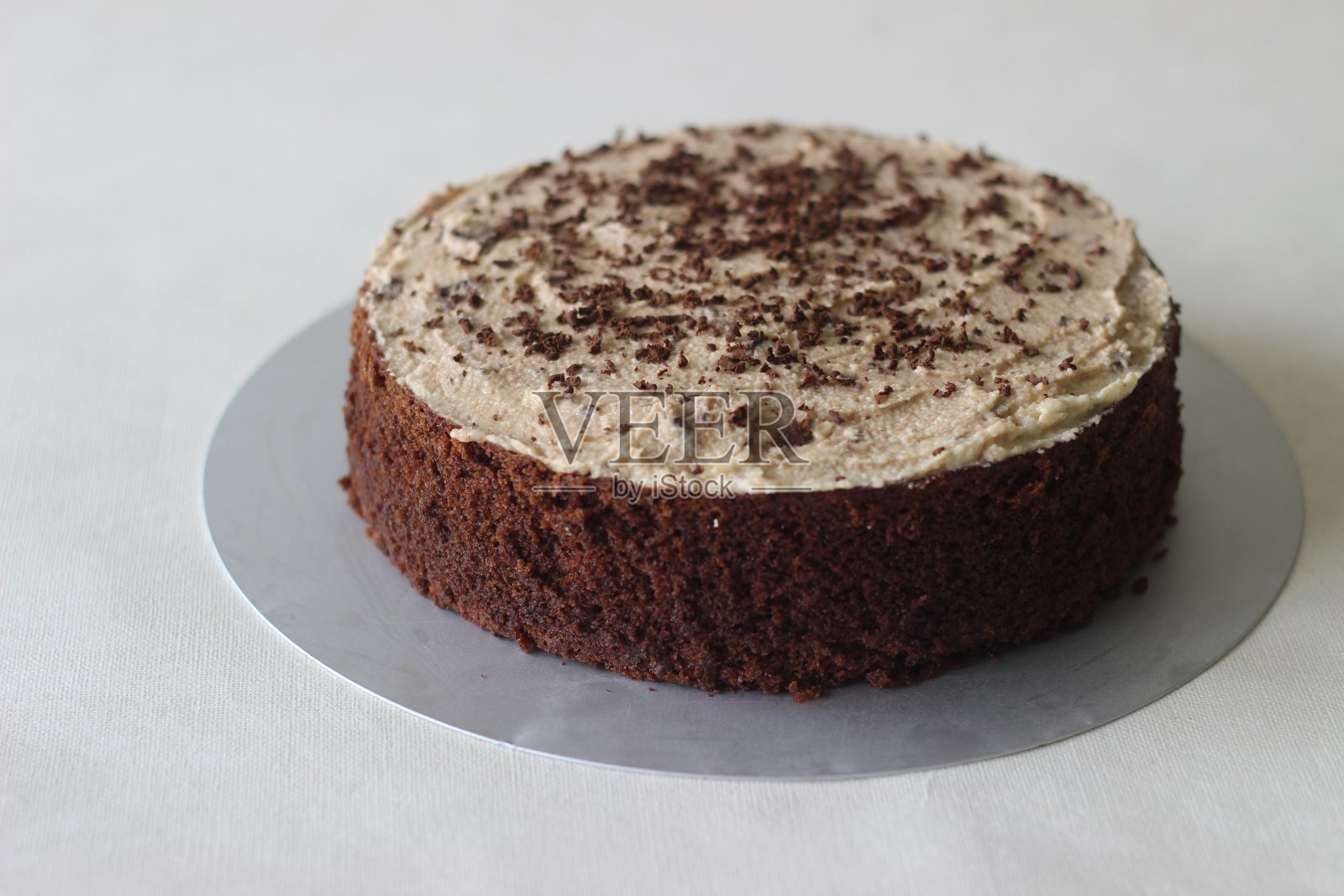 巧克力蛋糕以香草奶油糖霜与巧克力混合而成。照片摄影图片