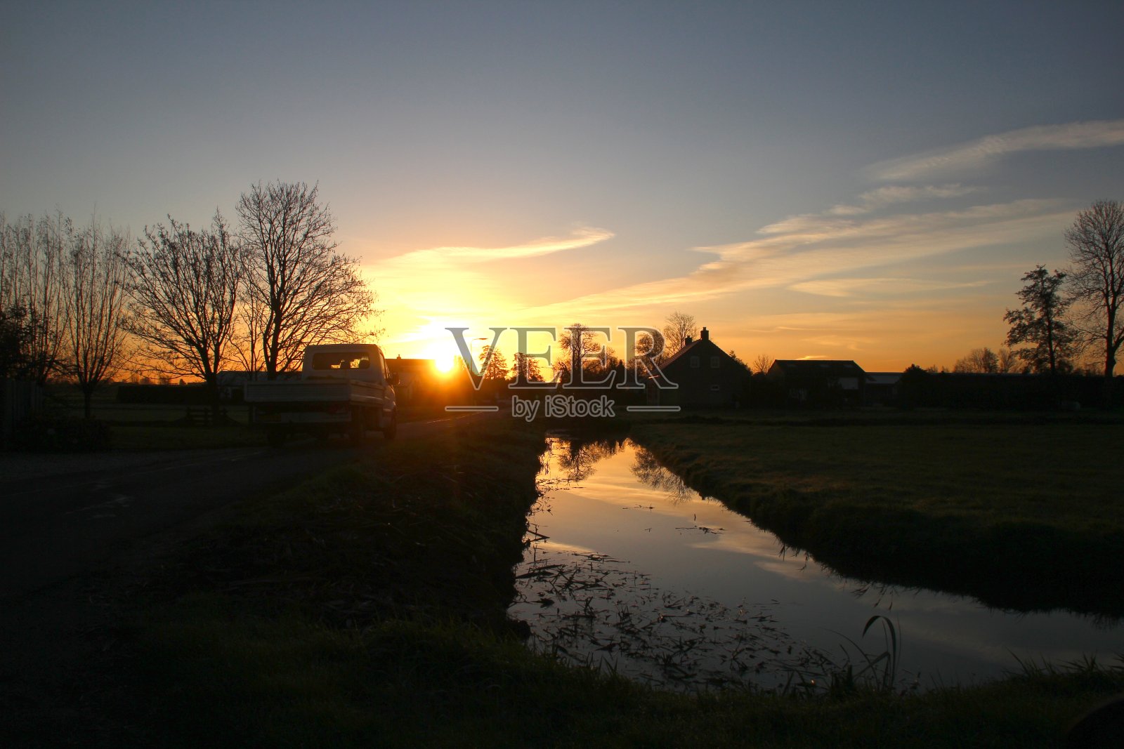 荷兰Zuidplaspolder低洼圩田的日落照片摄影图片