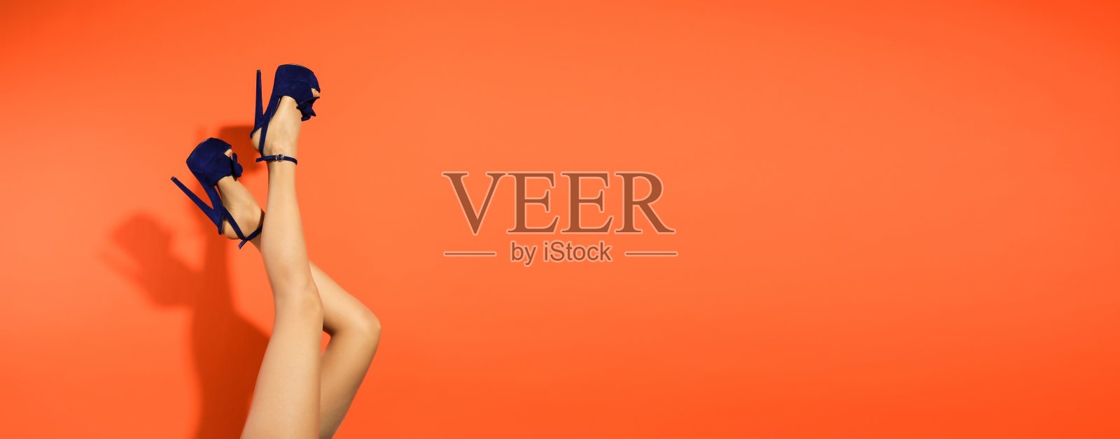 漂亮女人的双腿穿着高跟鞋向上翘起照片摄影图片