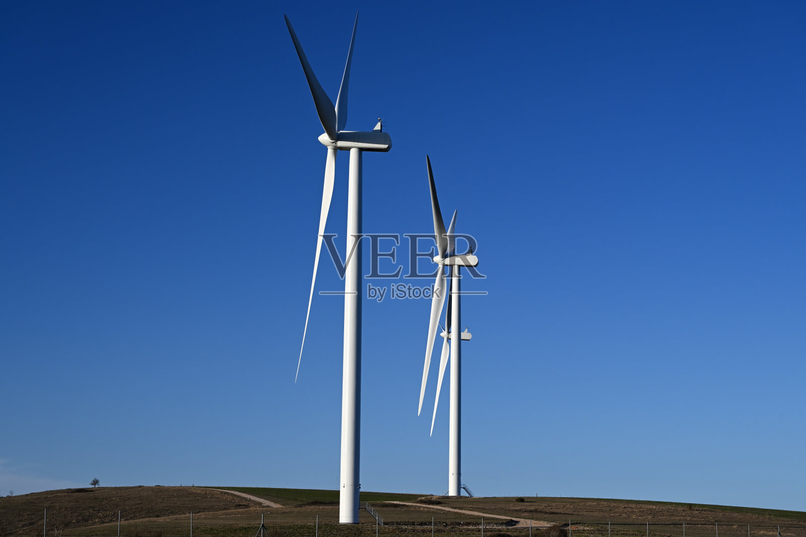 法国南部蓝天上的风力涡轮机照片摄影图片