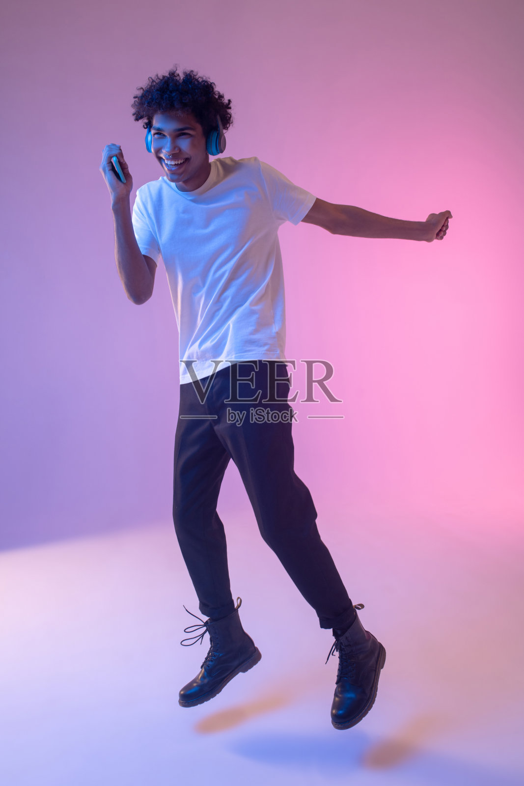 一个黑皮肤的家伙在听一个在线音频博客照片摄影图片