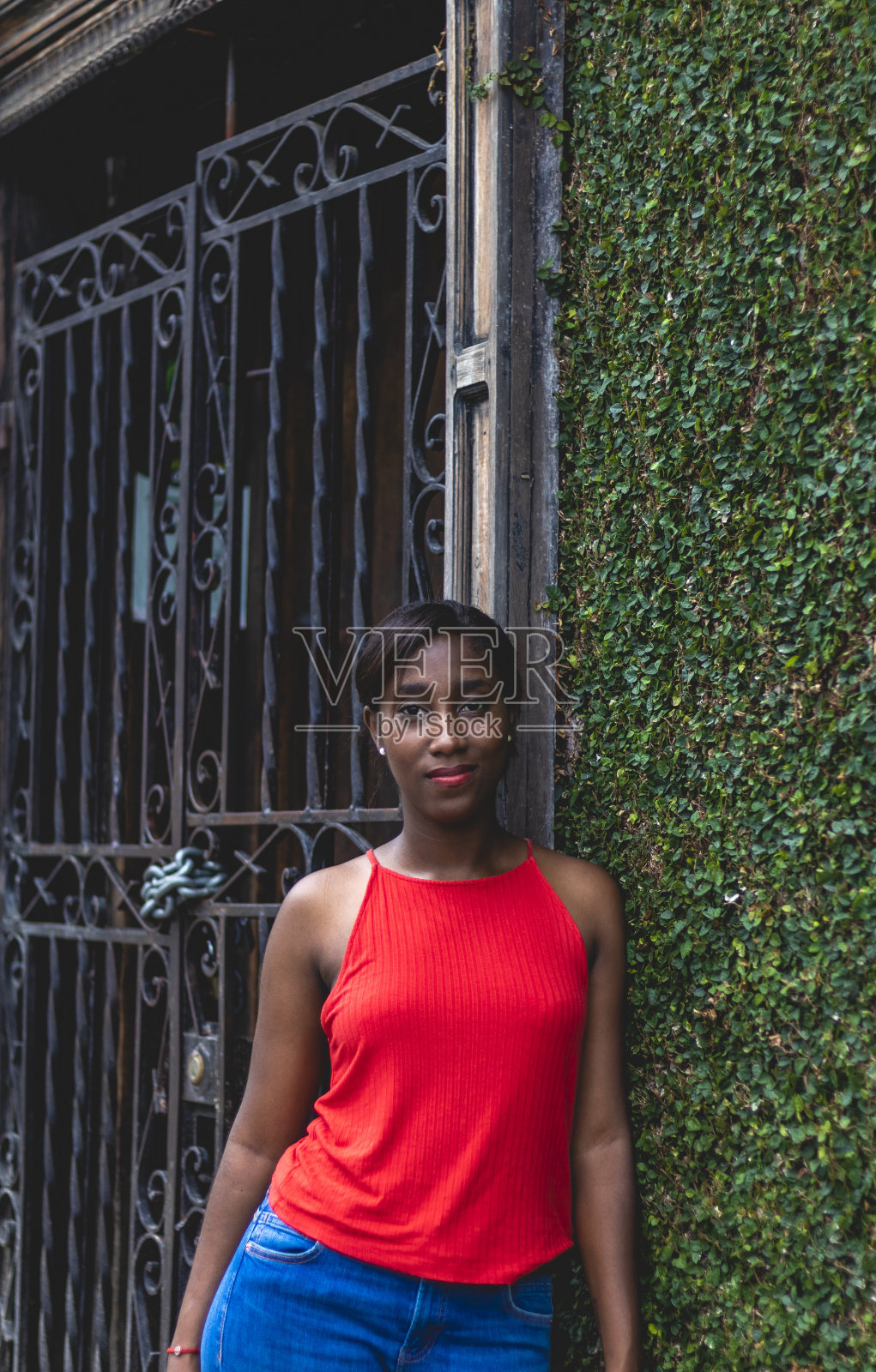 年轻的非裔美国妇女照片摄影图片