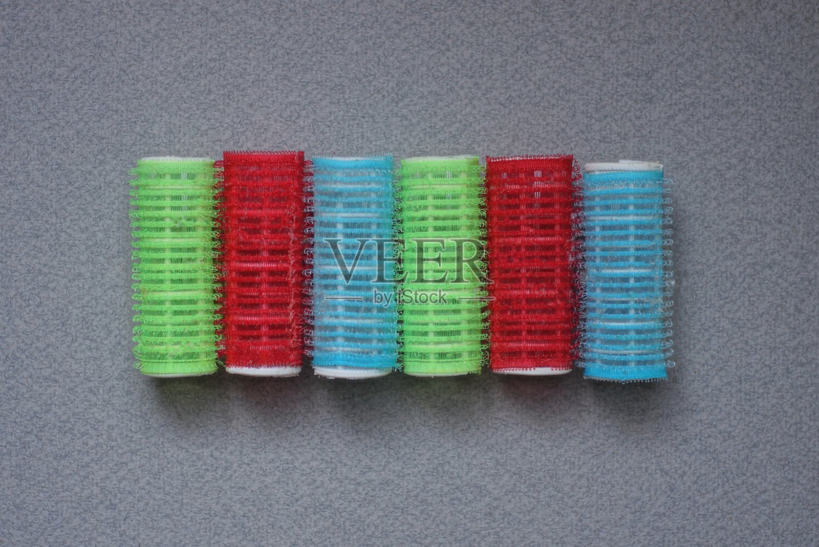 一排彩色塑料卷发器照片摄影图片