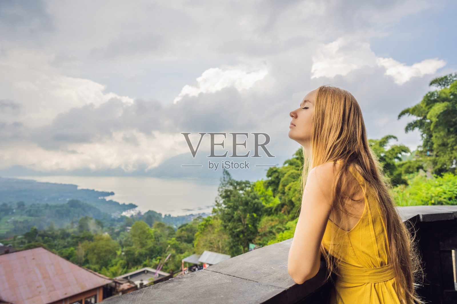 女游客看着巴图尔火山。印尼照片摄影图片