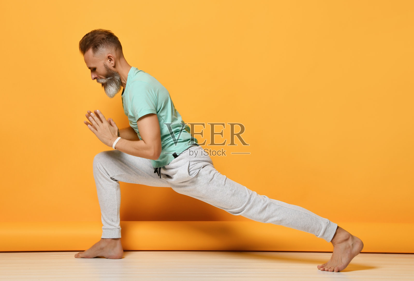 简称oga男人。黄色背景下做瑜伽的男人照片摄影图片