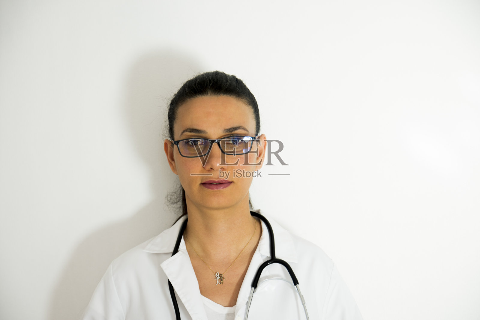 戴眼镜的年轻女医生照片摄影图片