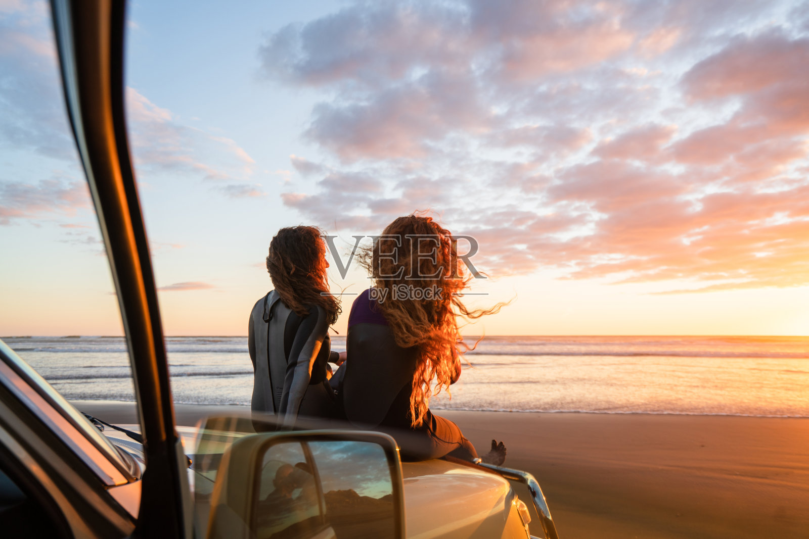 在一整天的冲浪后享受大自然的美丽。照片摄影图片