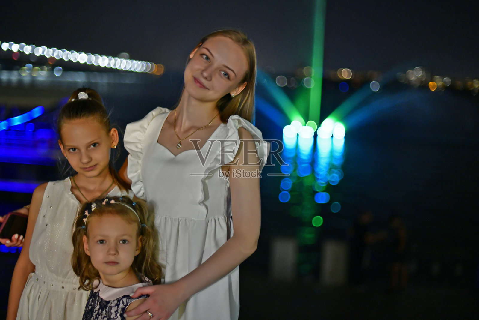 一家人在餐馆庆祝生日。照片摄影图片