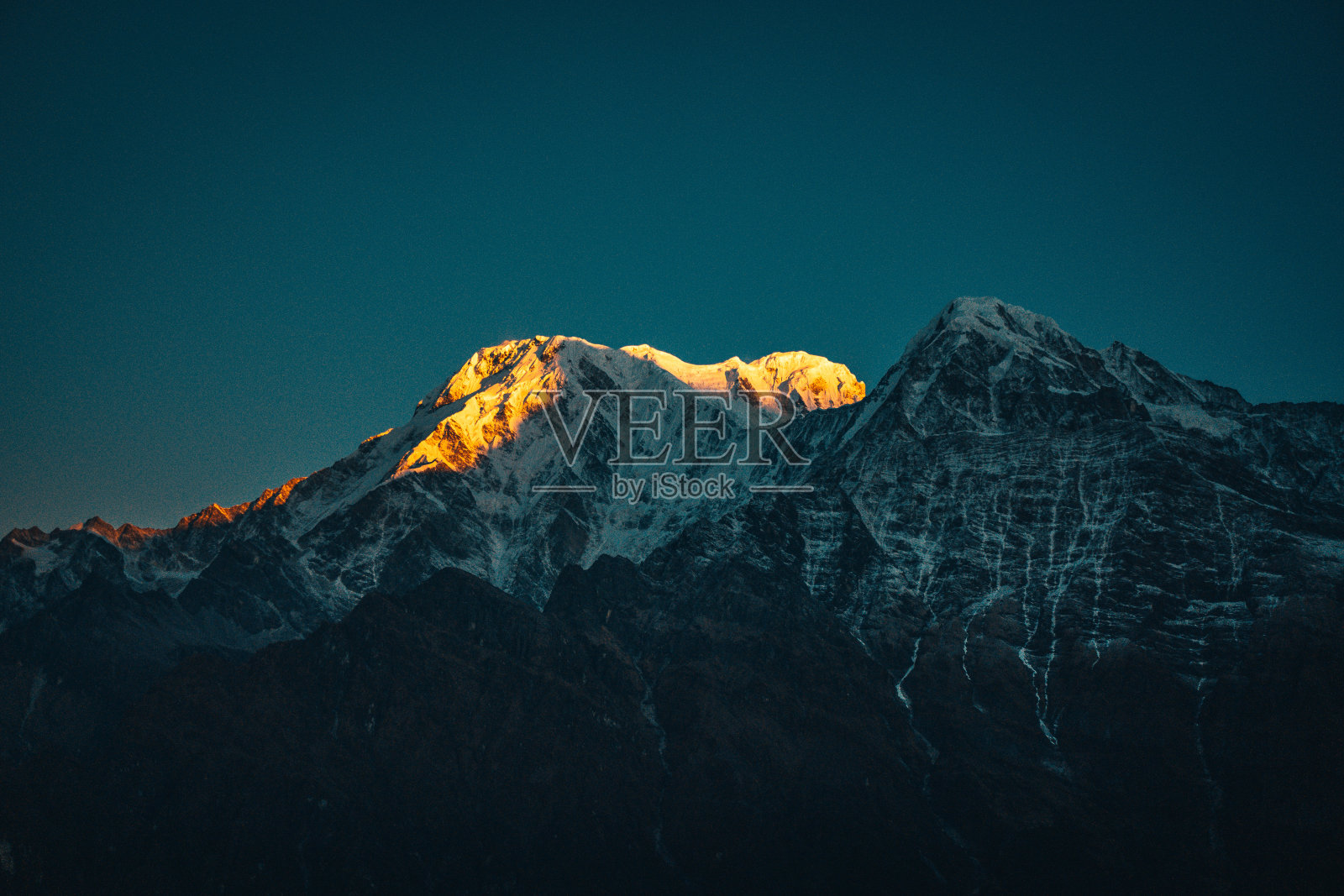 喜马拉雅山脉马查查尔玛迪喜马拉雅轨道附近的安娜普纳山谷喜马拉雅山脉上的日落照片摄影图片