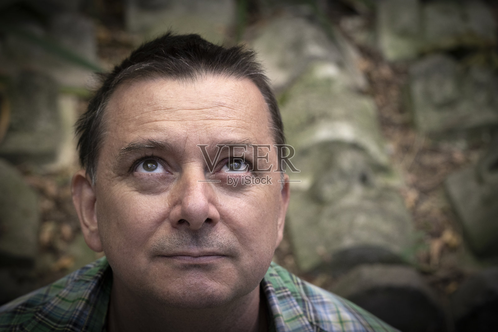 中年男子抬头向上看肖像照照片摄影图片