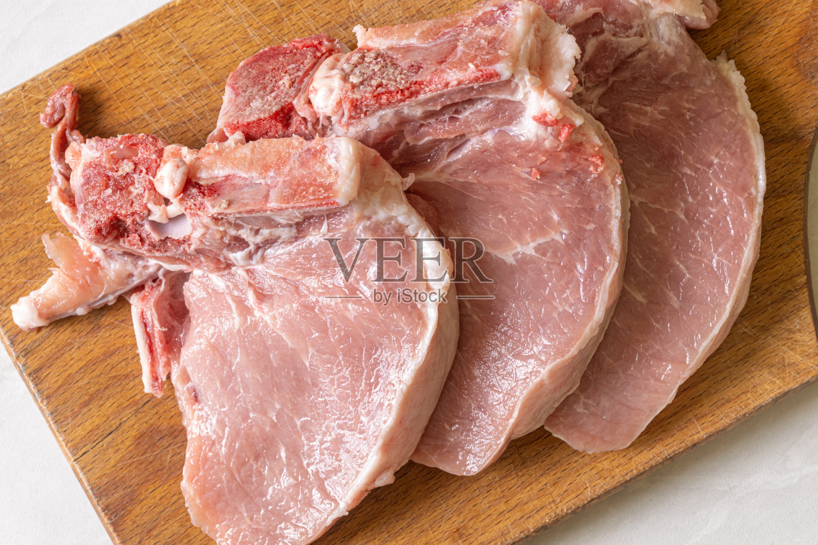 生猪排放在木砧板上照片摄影图片