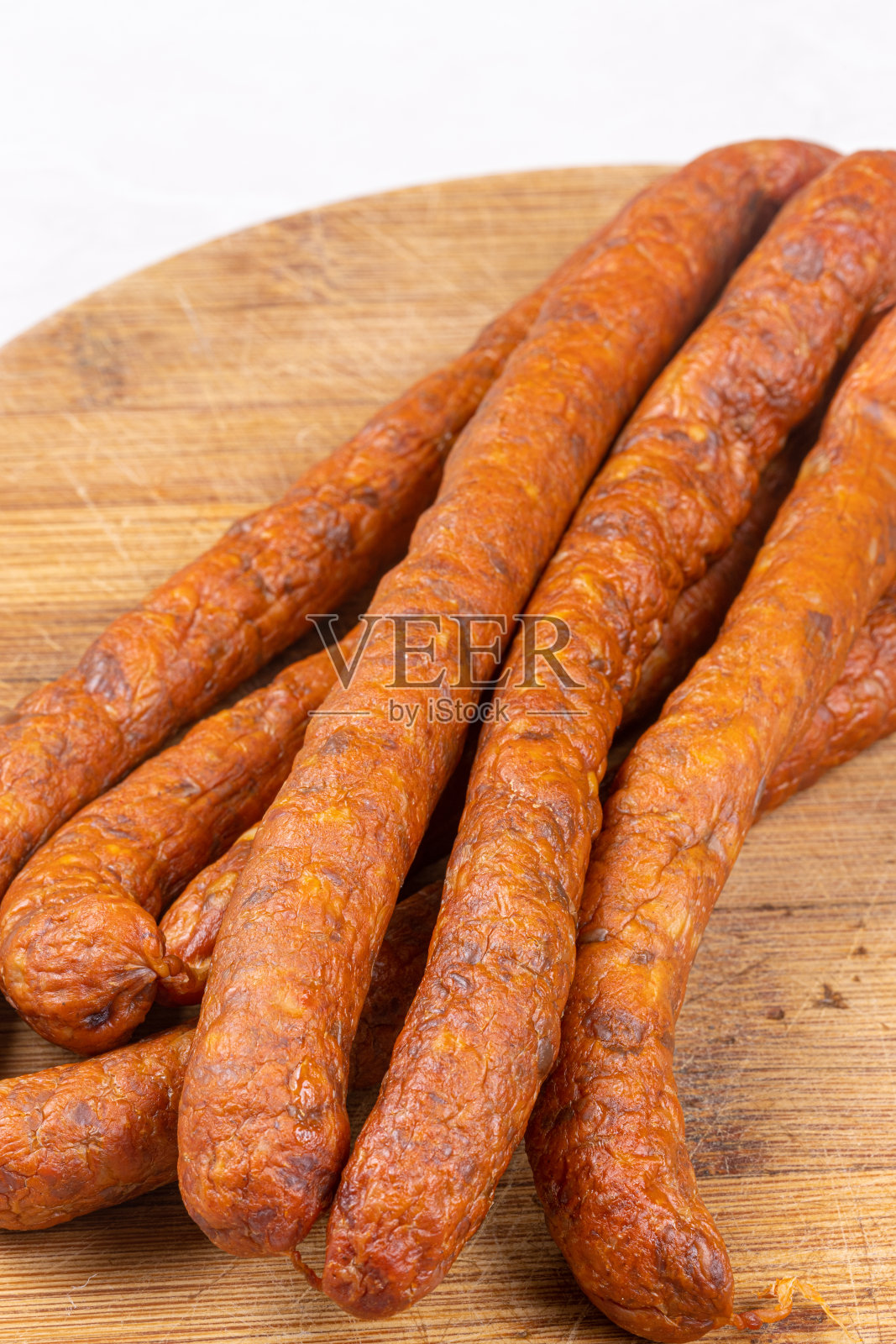 新鲜的生烟熏香肠放在木板上照片摄影图片
