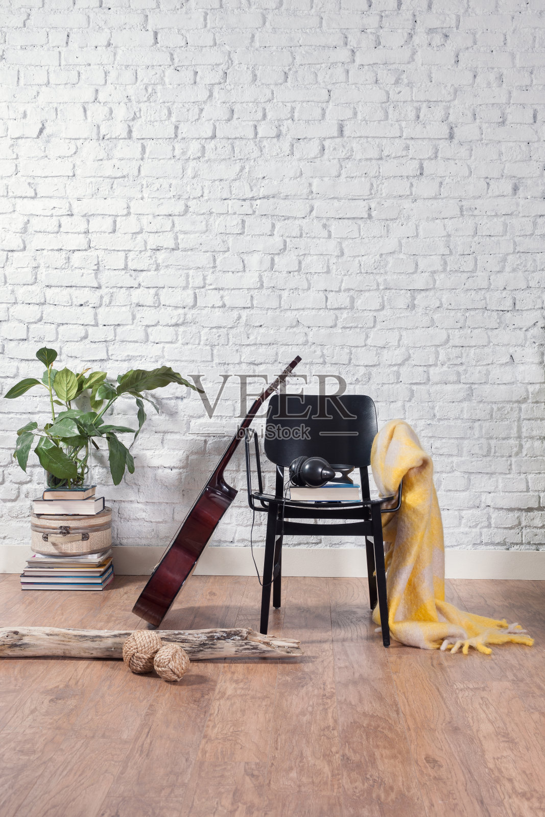 砖墙和框架吉他和现代椅子照片摄影图片