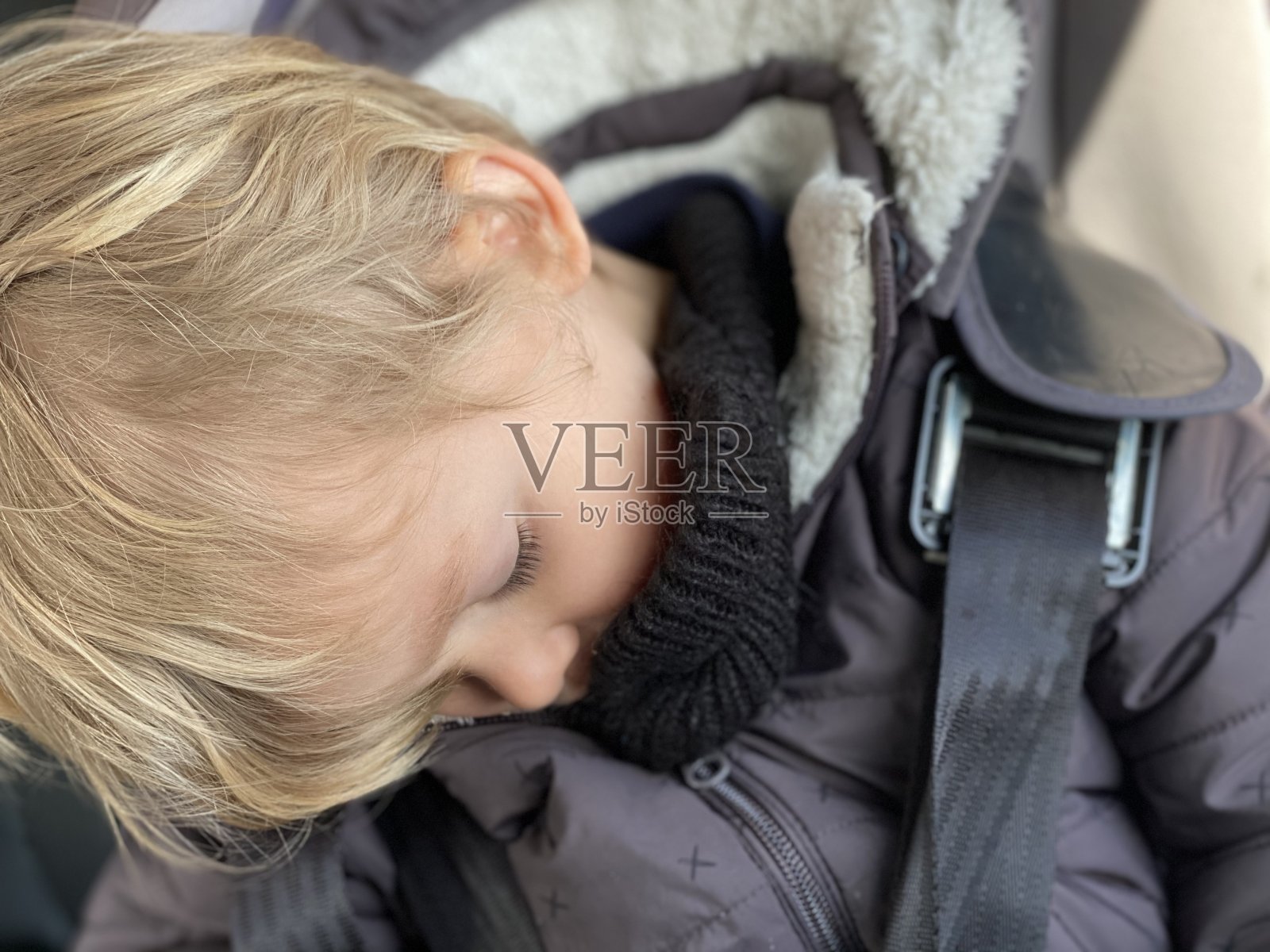 在车里睡觉的小男孩照片摄影图片