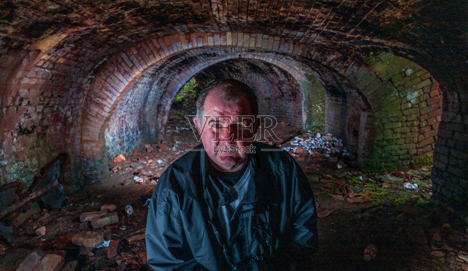 废弃的砖厂内部隧道照片摄影图片