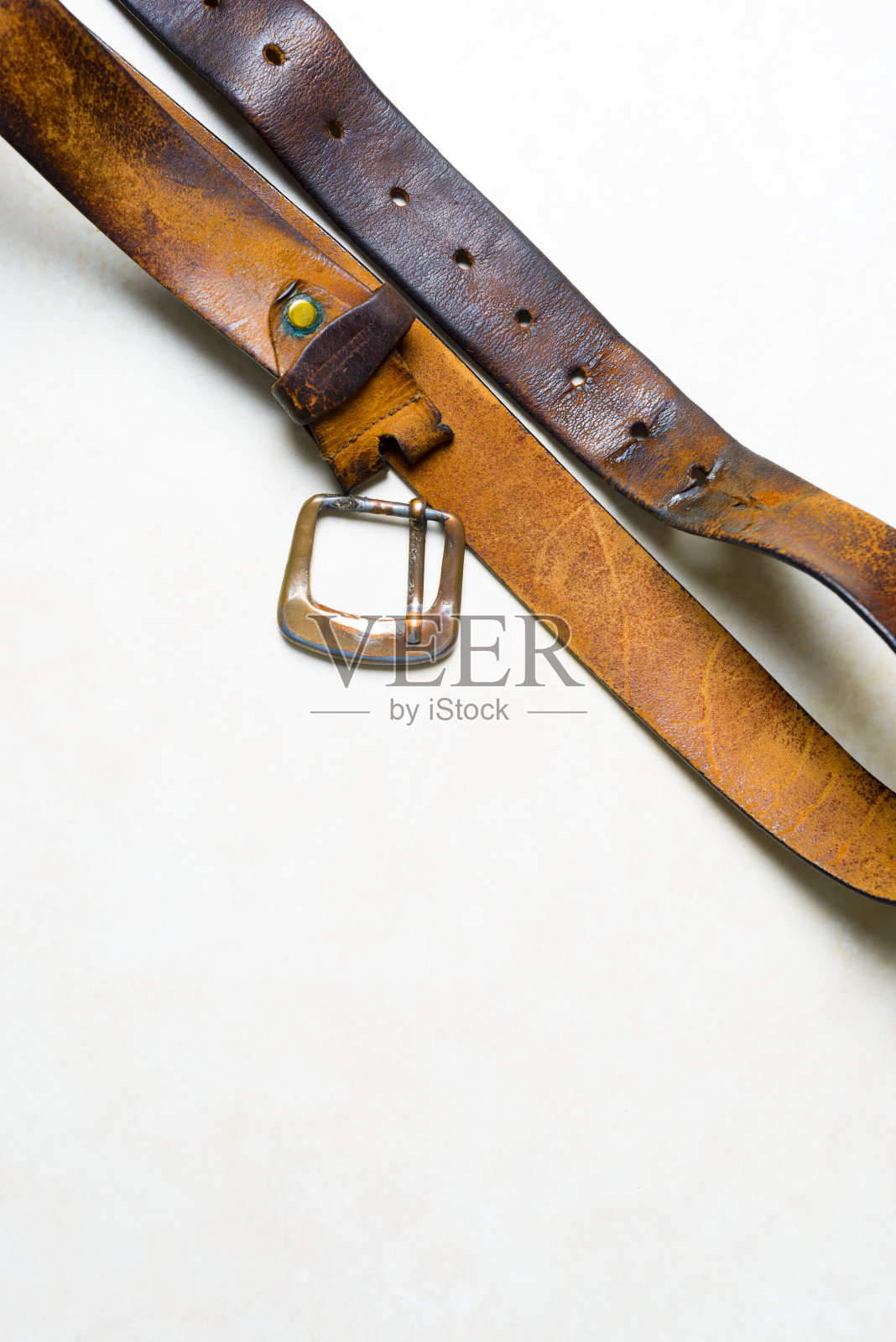 老旧的锈迹皮革带照片摄影图片