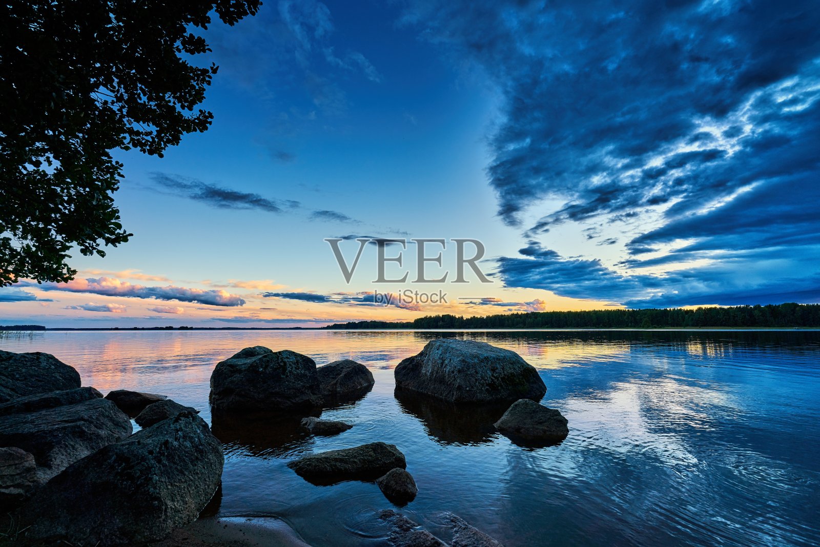 瑞典的一个湖泊，五颜六色的天空和水面上的倒影照片摄影图片