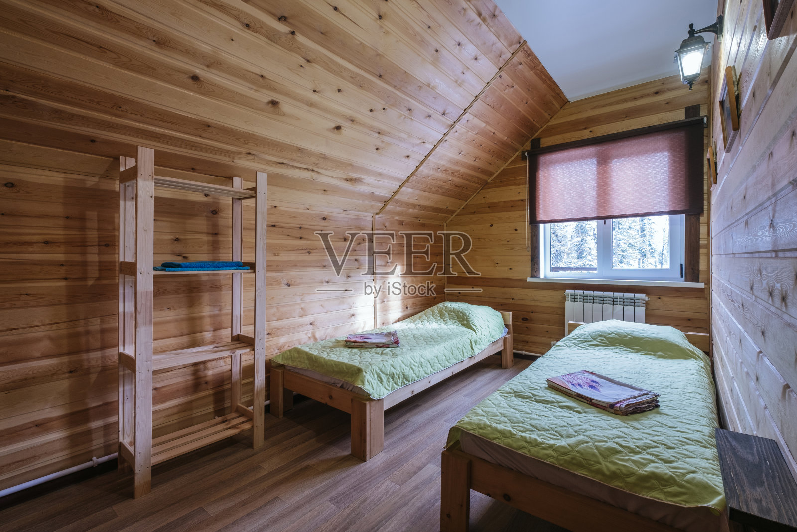 简单的木质室内卧室在山区度假宾馆照片摄影图片