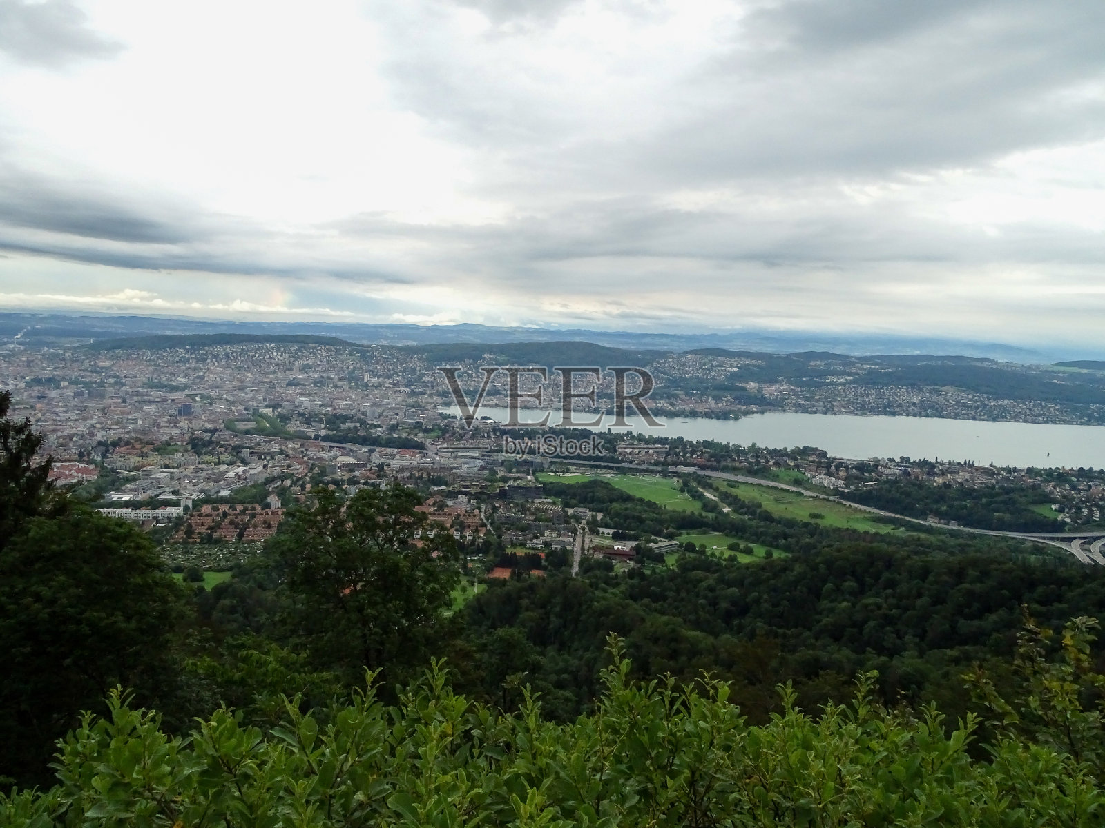 苏黎世是瑞士最大城市的城市全景照片摄影图片