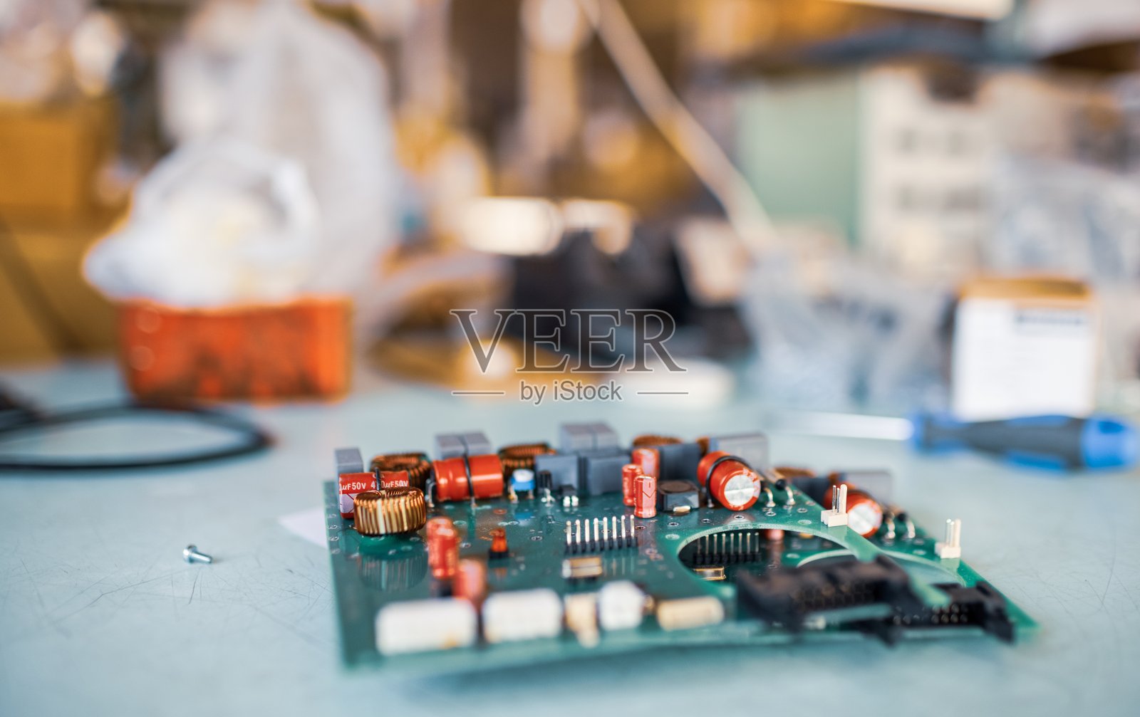 生产中的近距离绿色微电路照片摄影图片