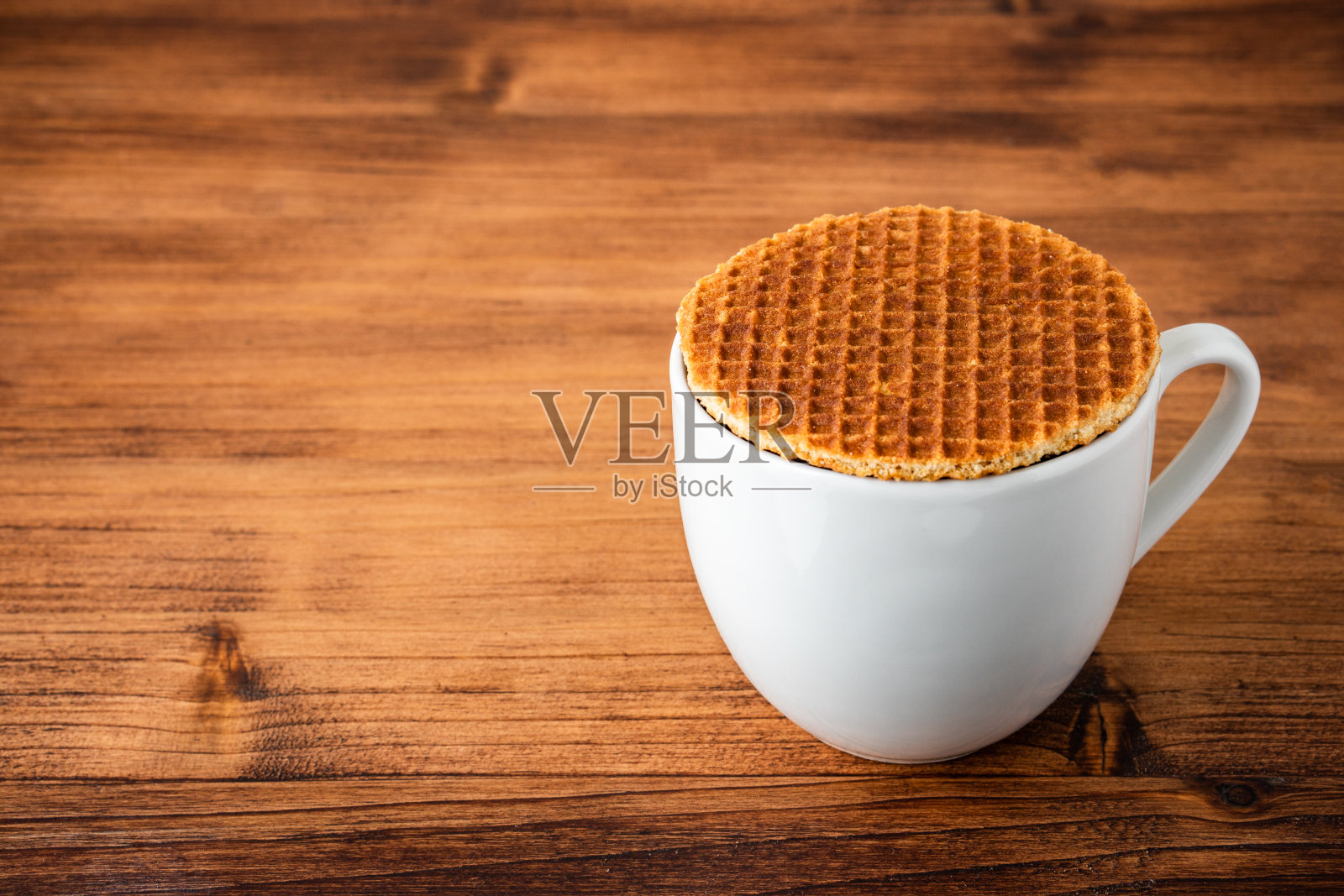 传统的当地正宗荷兰甜新鲜自制美味stack棕色金黄华夫饼融化咸焦糖蜂蜜糖浆甜点在咖啡馆与热咖啡奶茶称为Stroopwafel照片摄影图片