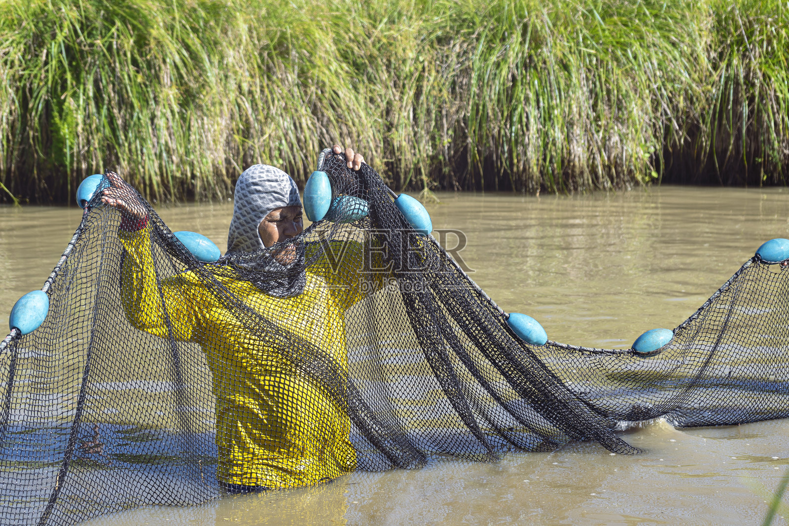 初夏钓鱼湖照片摄影图片