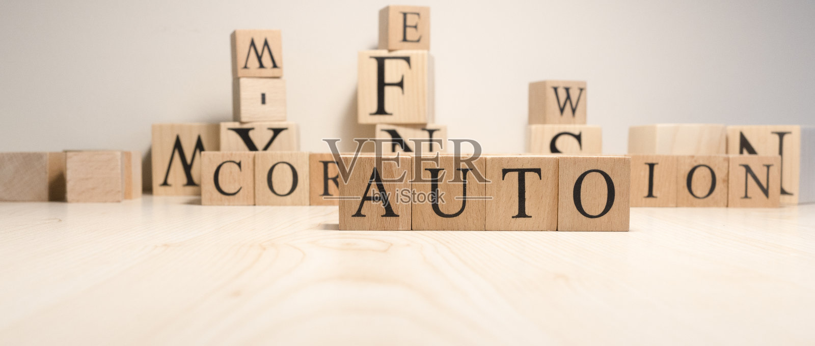 auto这个词来自于木方。背景来自木制字母。关闭了。照片摄影图片