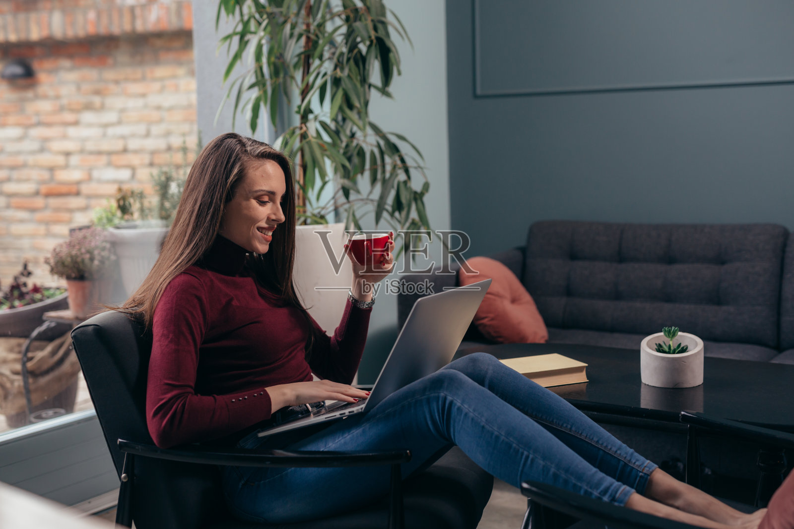 在家放松的女人照片摄影图片
